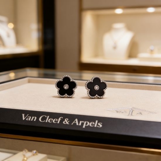 Van Cleef & Arpels VCA Elegant Four-Leaf Clover Diamond Studs