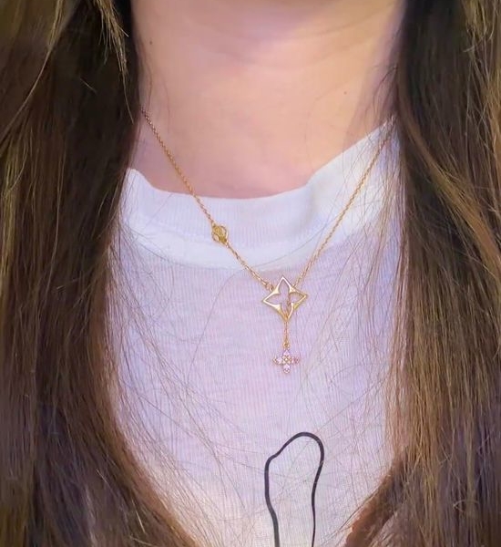 Louis Vuitton LV Clover Pendant Necklace Delicate Craft