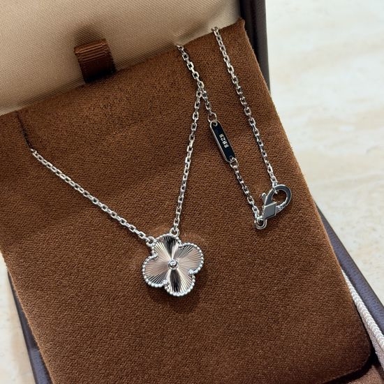 Van Cleef & Arpels VCA Four Leaf Clover Single Flower Necklace