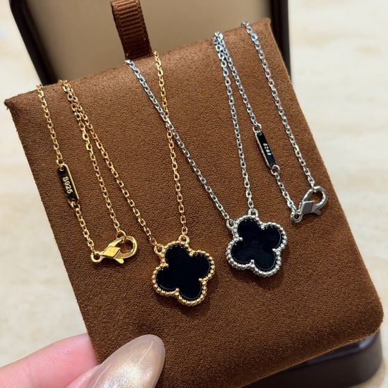 Van Cleef & Arpels VCA Black Agate Four Leaf Clover Necklace