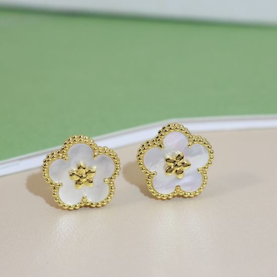 Van Cleef & Arpels VCA Four Leaf Clover Earrings Exquisite Detail Craft