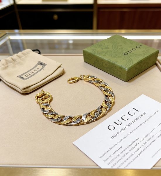 Gucci Minimalist Classic Engraved Bracelet