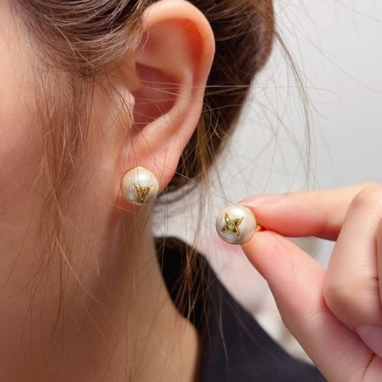 Louis Vuitton LV Pearl White Stud Earrings Delicate Design
