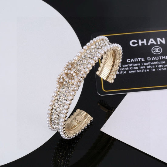 Chanel Crystal Pearl Inlaid Elegant Bangle Delicate Craftsmanship