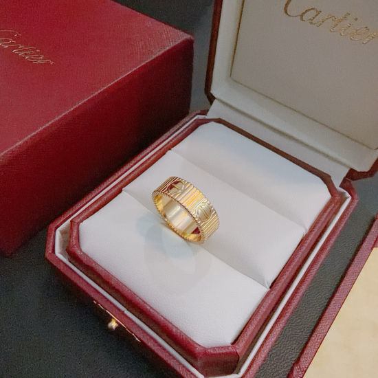 Cartier Classic Simple Elegant V-gold Ring