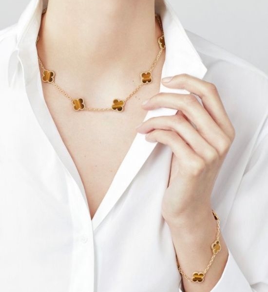 Van Cleef & Arpels VCA Exquisite Four-leaf Clover Pendant Necklace