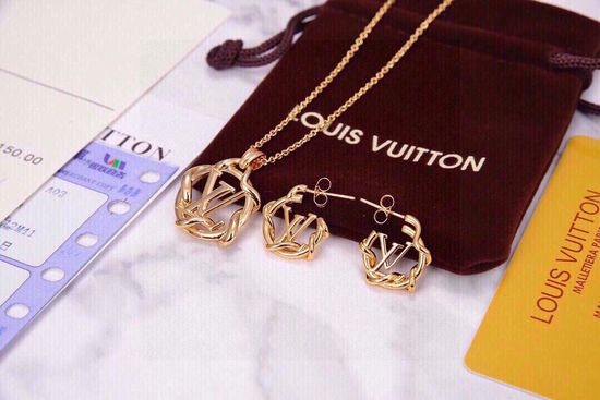 Louis Vuitton LV Exquisite Premium Electroplated Stud Earrings