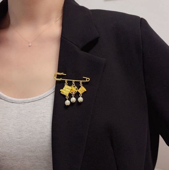 Chanel Rhinestone Paperclip Brooch Retro Design
