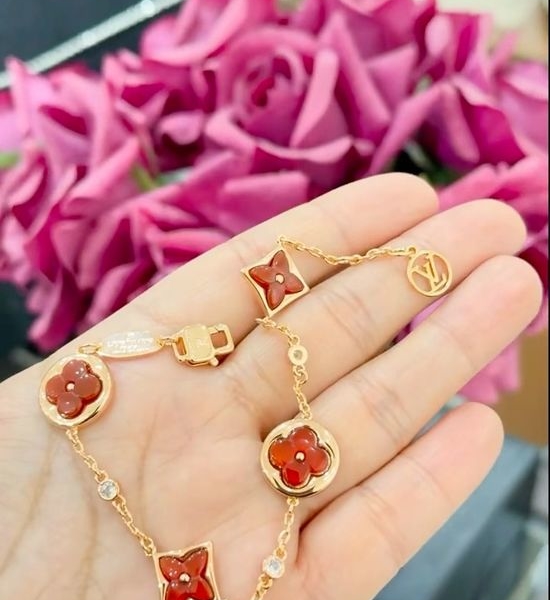 Louis Vuitton LV Carnelian Four Flower Bracelet