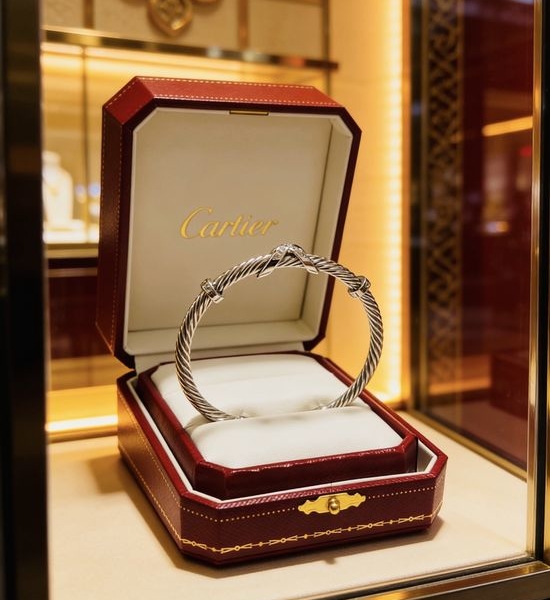 Cartier Classic V-gold Bracelet Elegant Minimalist Jewelry