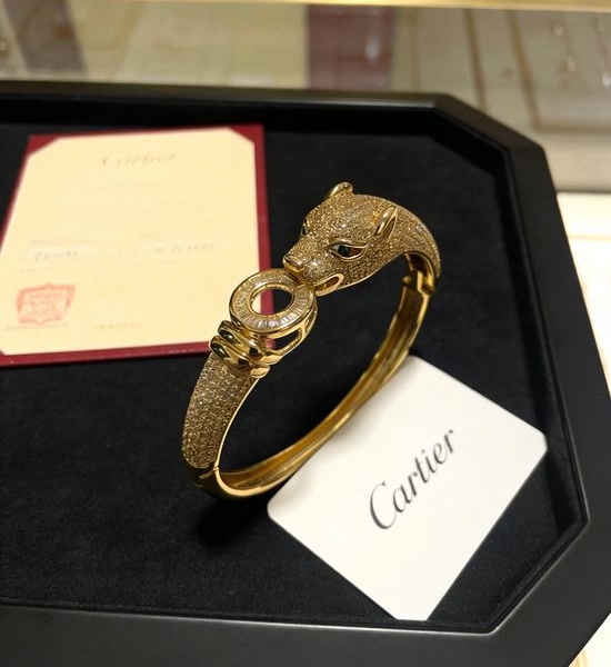 Cartier Classic V-gold Bracelet Elegant Minimalist Jewelry