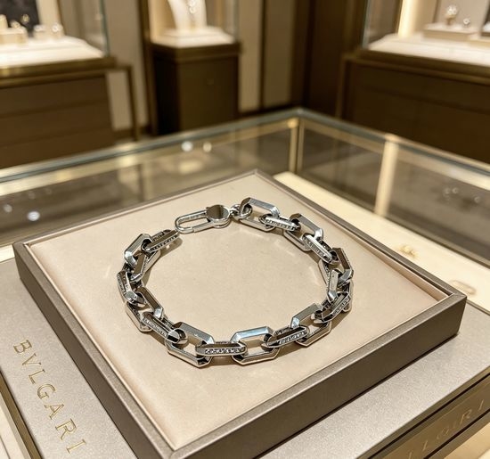 Bvlgari Elegant Handcrafted V-Gold Bracelet