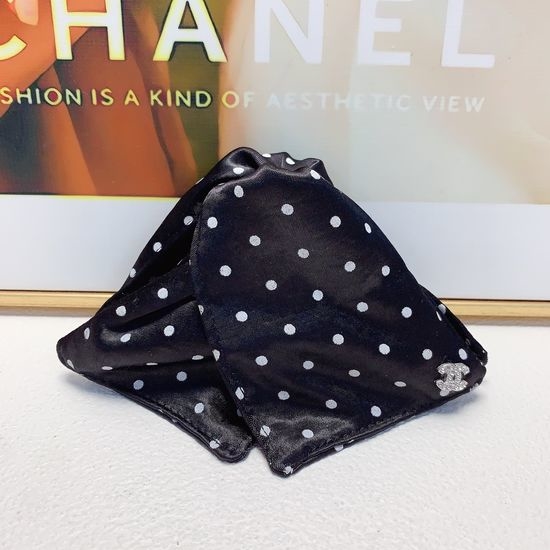 Chanel Polka Dot Triangle Claw Clip Daily Accessory