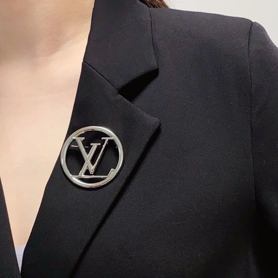 Louis Vuitton LV Fashionable Shiny Silver Brooch