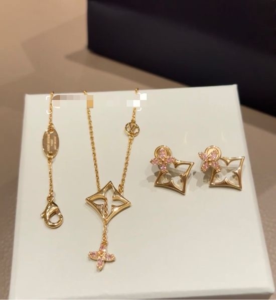 Louis Vuitton LV Four Leaf Clover Pink Diamond Pendant Necklace