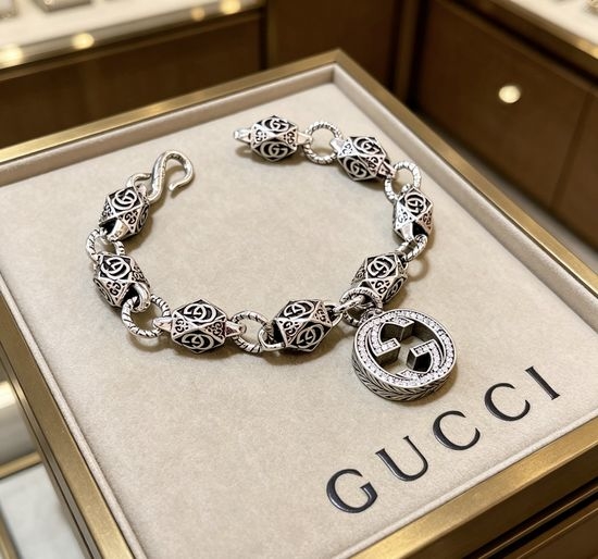 Gucci Sparkling Textured Bracelet for Daily Matching