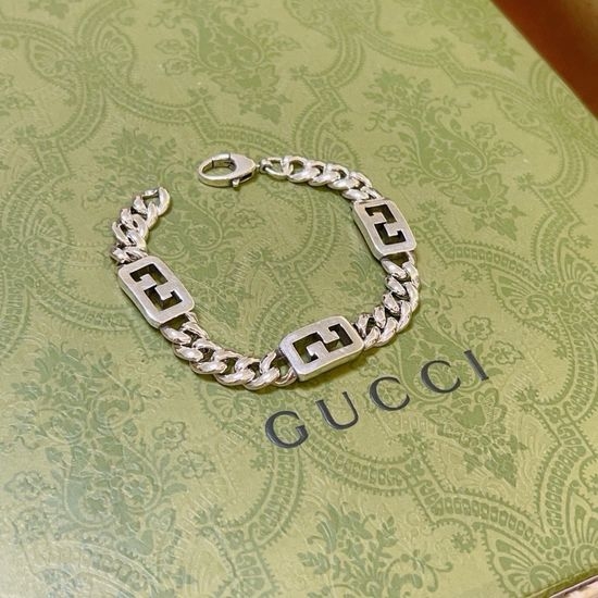 Gucci Classic Elegant Detail Bangle