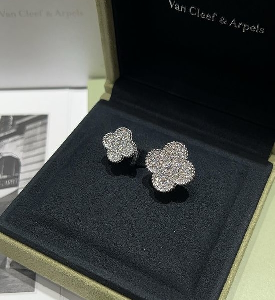 Van Cleef & Arpels VCA Gold Alloy Four-Leaf Clover Diamond Ring
