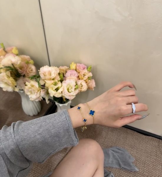 Van Cleef & Arpels VCA Blue Agate Six Flower Bracelet