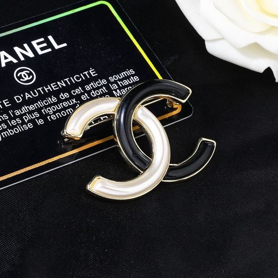 Chanel Delicate Design Brooch Fine Workmanship