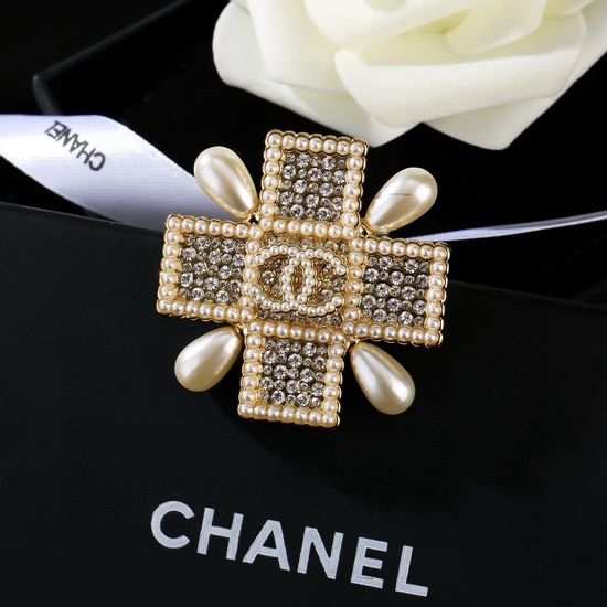 Chanel Pearl Decorative Elegant Brooch