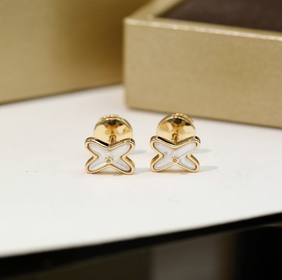 Chaumet White Mother of Pearl Classic Earrings