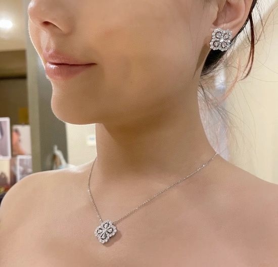 Harry Winston Flower Shape Diamond Pendant Necklace