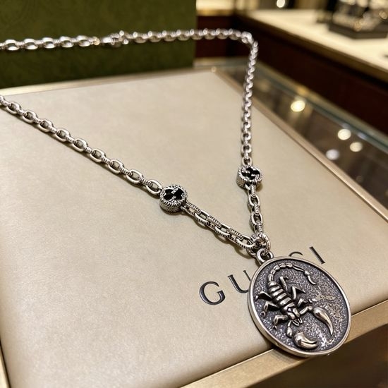 Gucci Retro Distressed Necklace Elegant Outfit Match