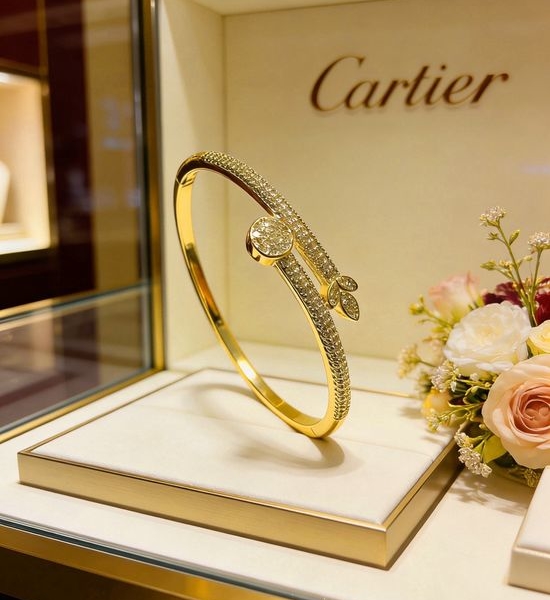Cartier Elegant V-Gold Wrist Bracelet
