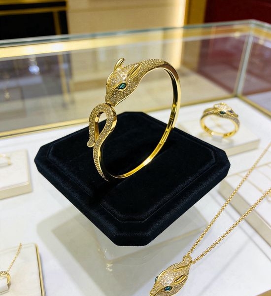 Cartier Classic Design V-Gold Bracelet
