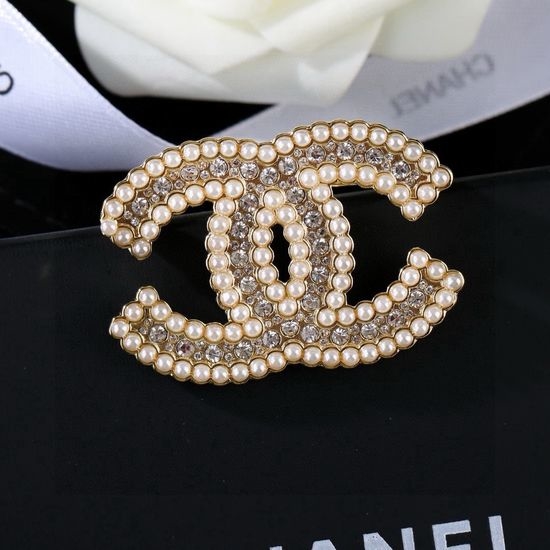 Chanel Elegant Pearl Brooch Exquisite Craftsmanship
