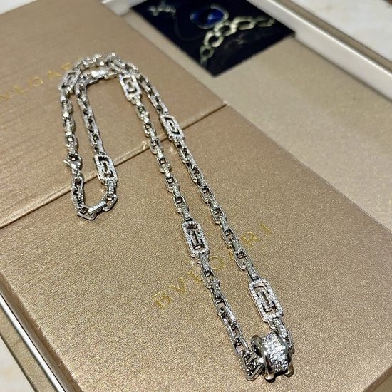 Bvlgari Elegant V-Gold Pendant Necklace for Daily Wear
