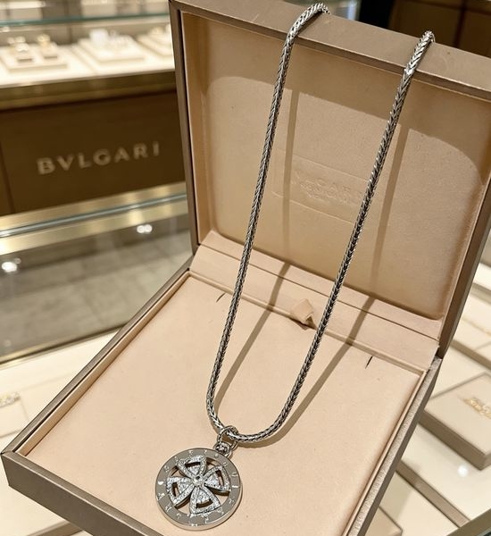 Bvlgari Elegant Classic Pendant Necklace Jewelry
