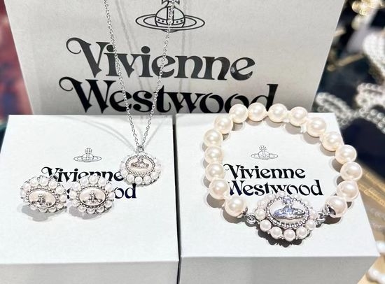 Vivienne Westhood Elegant Saturn Design Pearl Necklace